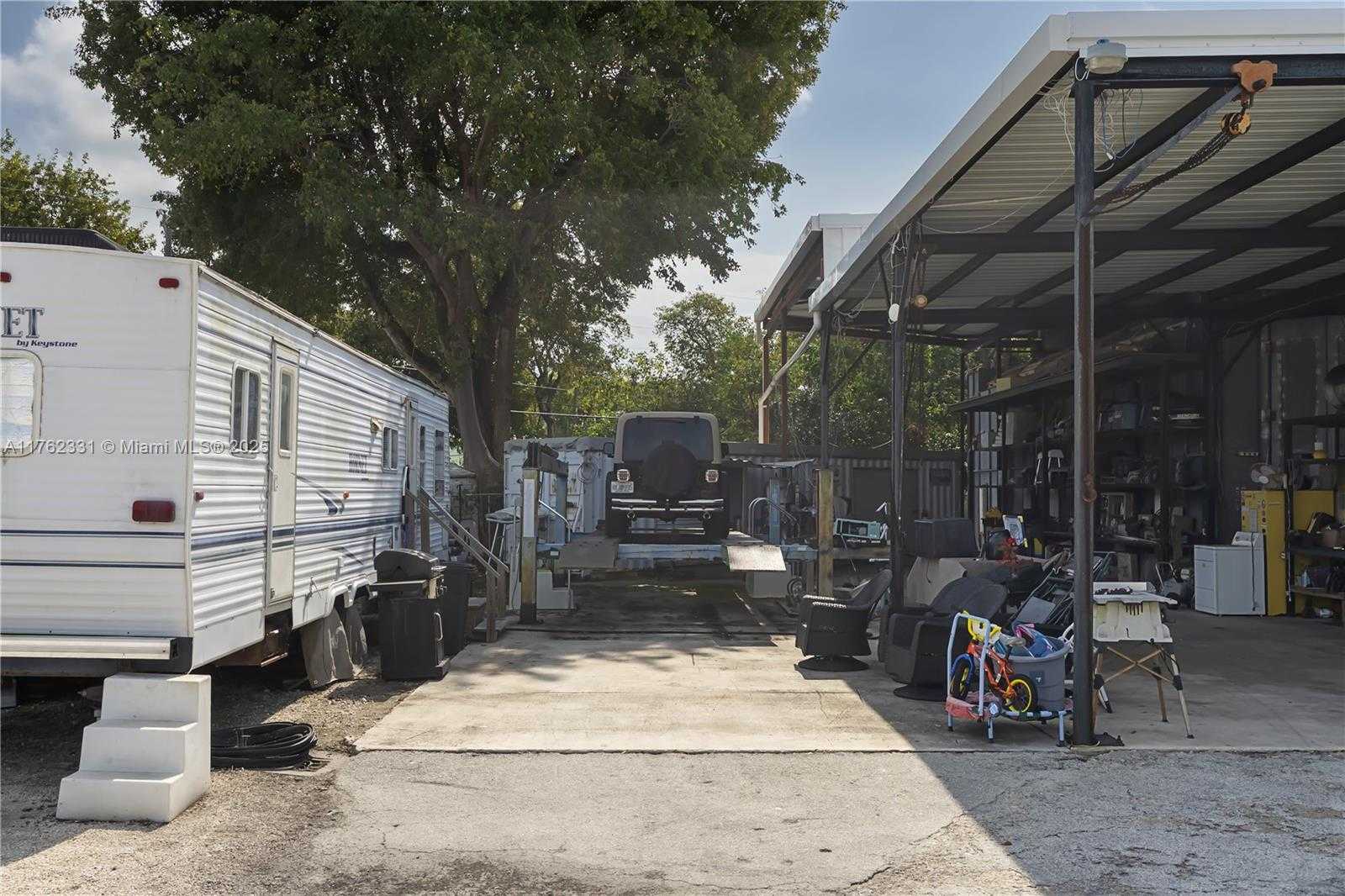 Small Image of 100099 OVERSEAS HWY, Out of City Number 27