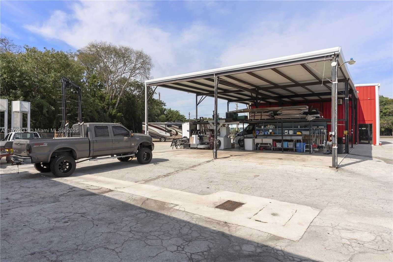 Small Image of 100099 OVERSEAS HWY, Out of City Number 37