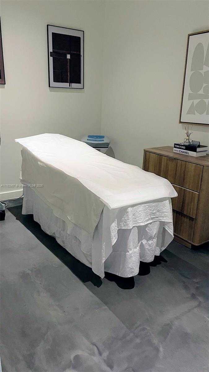 Small Image of FOR LEASE, Out of City Number 3