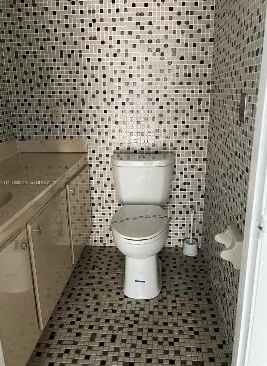 Small Image of 20 EAST OAKLAND PARK BOULEVARD, Wilton Manors Number 9