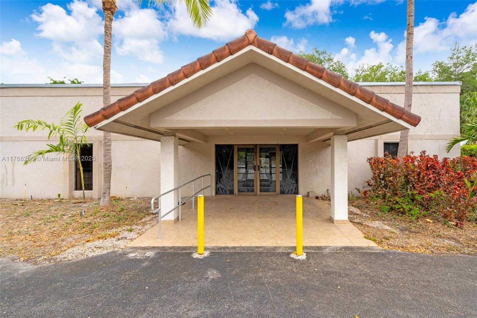Small Image of 1475 NORTH EAST 199TH ST, Miami Number 3