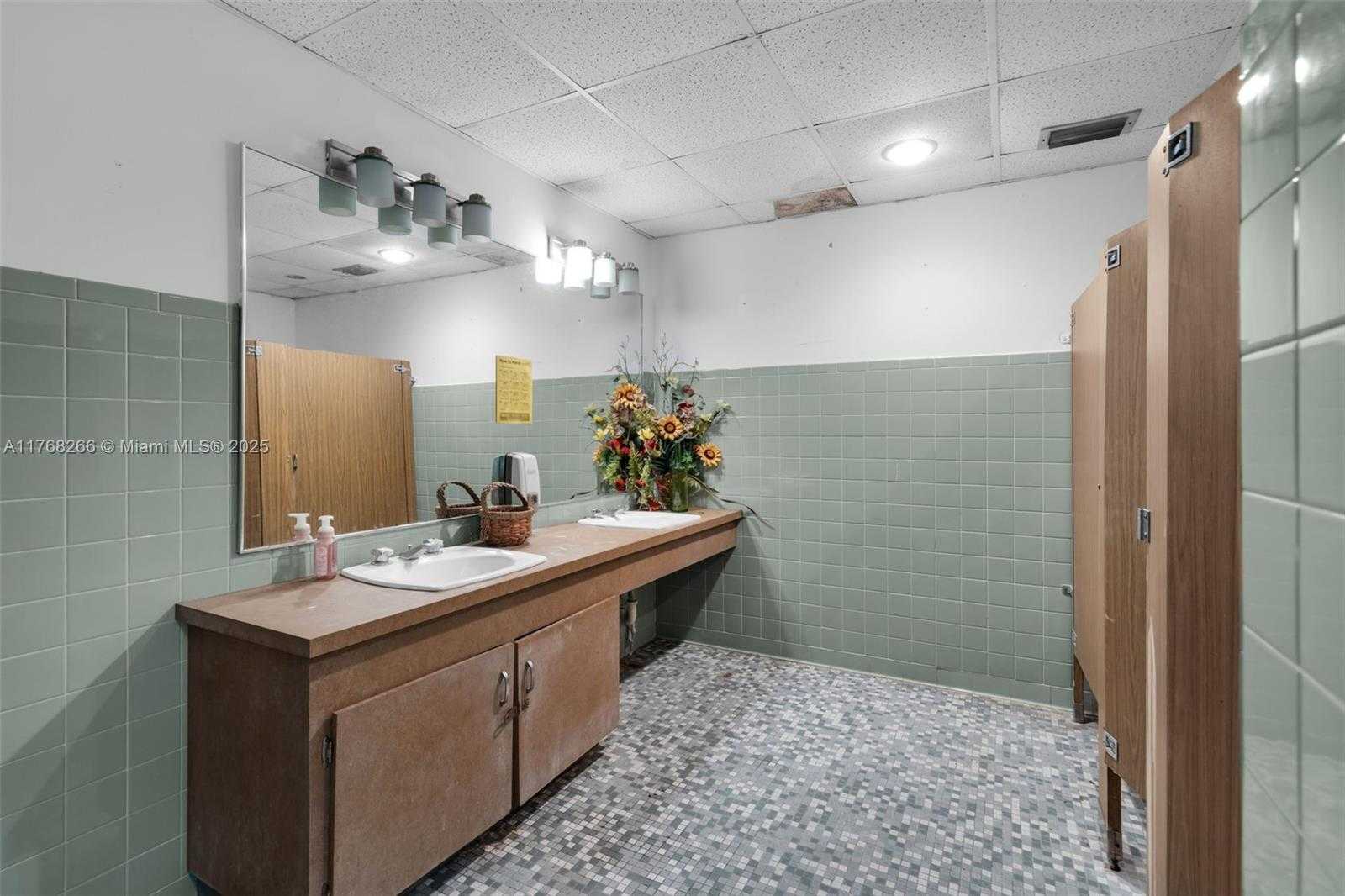 Small Image of 1475 NORTH EAST 199TH ST, Miami Number 9
