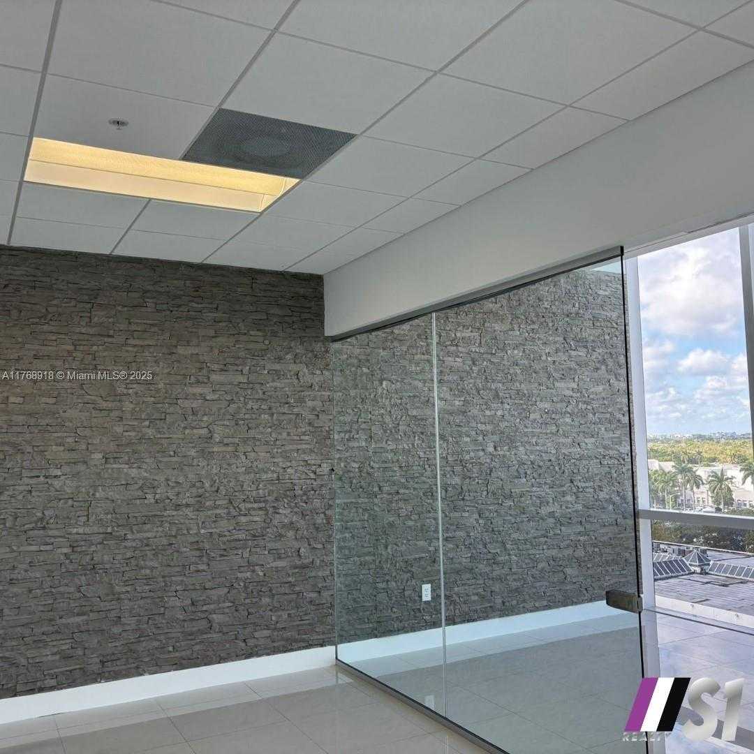 Small Image of 20200 WEST DIXIE HWY 1107 HWY, Miami Number 3