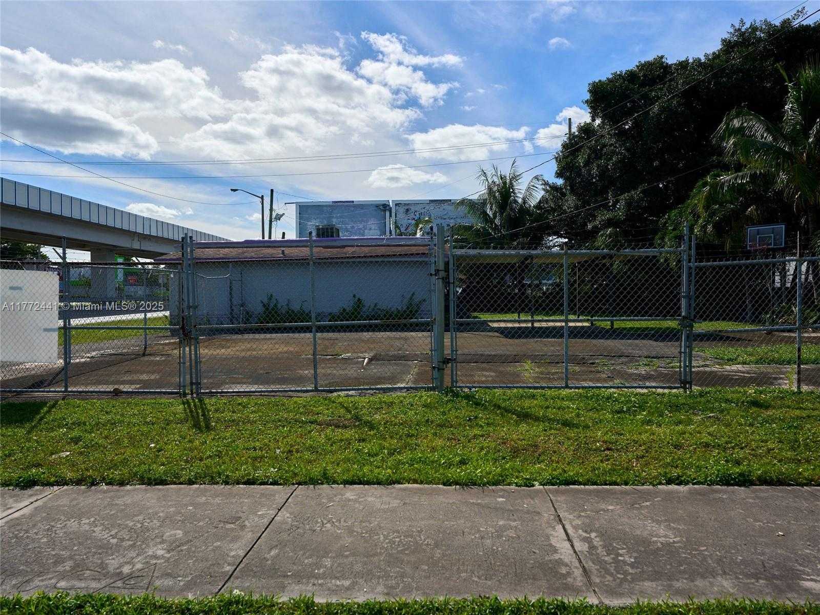 Small Image of 5832 NORTH WEST 27TH AVE, Miami Number 9