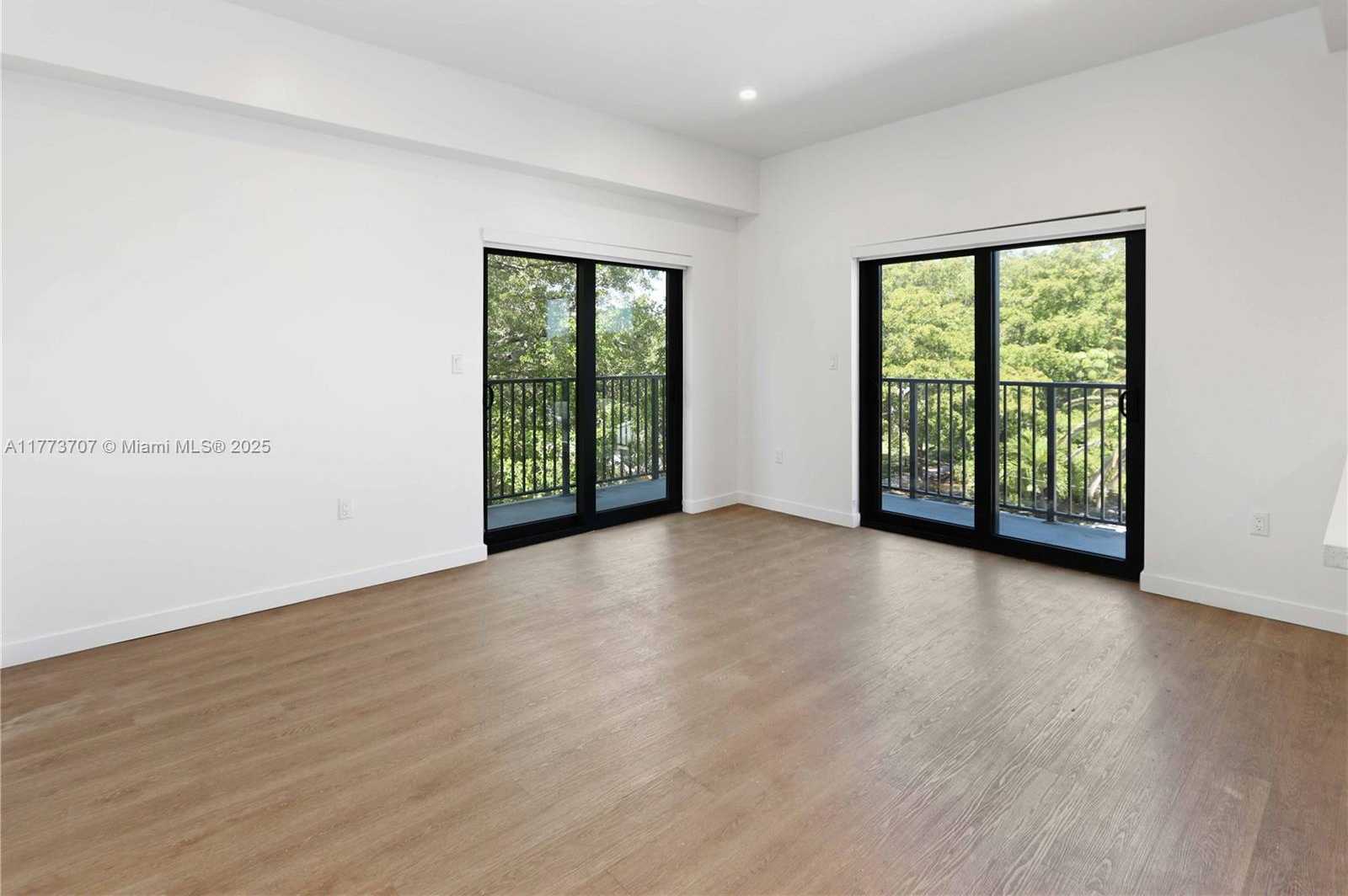 Small Image of 1950 FLETCHER ST, Hollywood Number 9