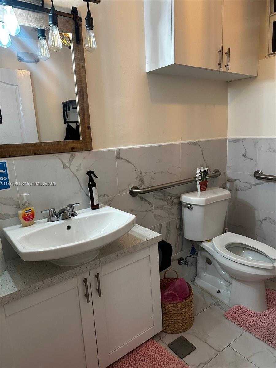 Small Image of 3872 GRAND AVE, Miami Number 11