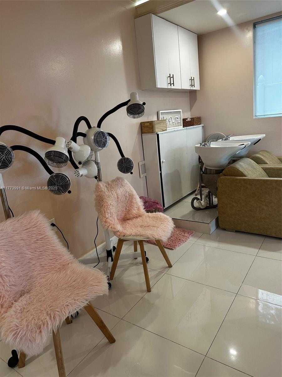 Small Image of 3872 GRAND AVE, Miami Number 12