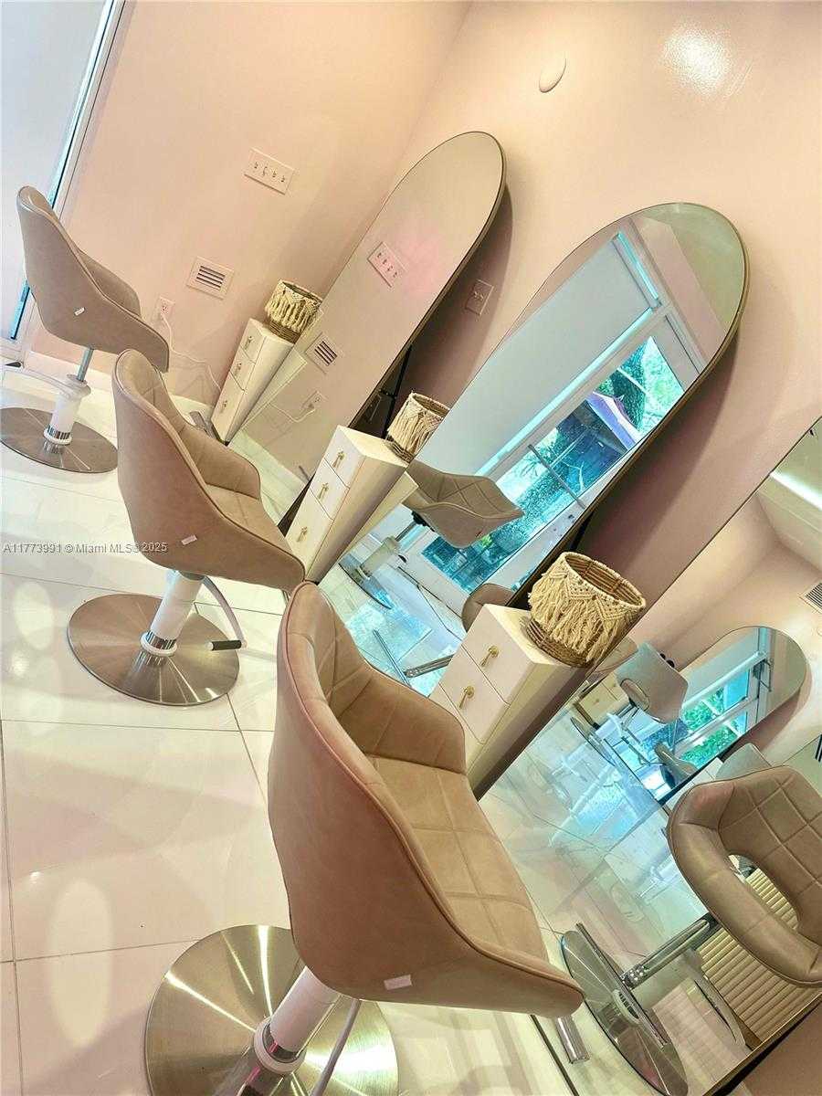 Small Image of 3872 GRAND AVE, Miami Number 2
