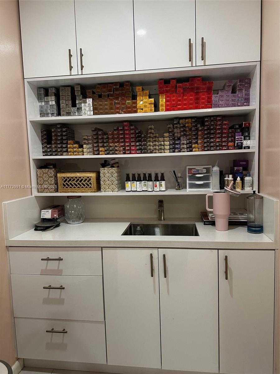 Small Image of 3872 GRAND AVE, Miami Number 7