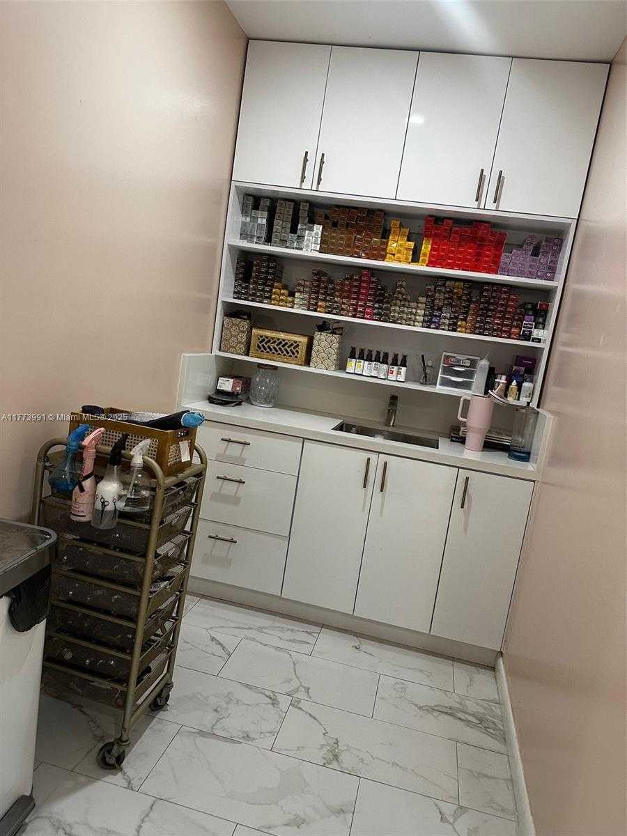 Small Image of 3872 GRAND AVE, Miami Number 8