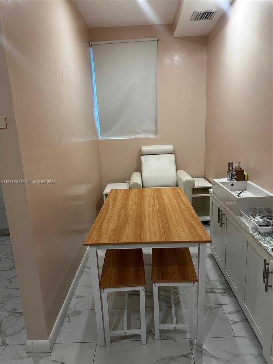 Small Image of 3872 GRAND AVE, Miami Number 9