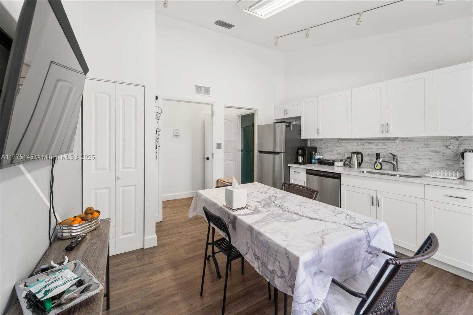 Small Image of 2669 EAST COMMERCIAL BLVD #2nd floor, Fort Lauderdale Number 5
