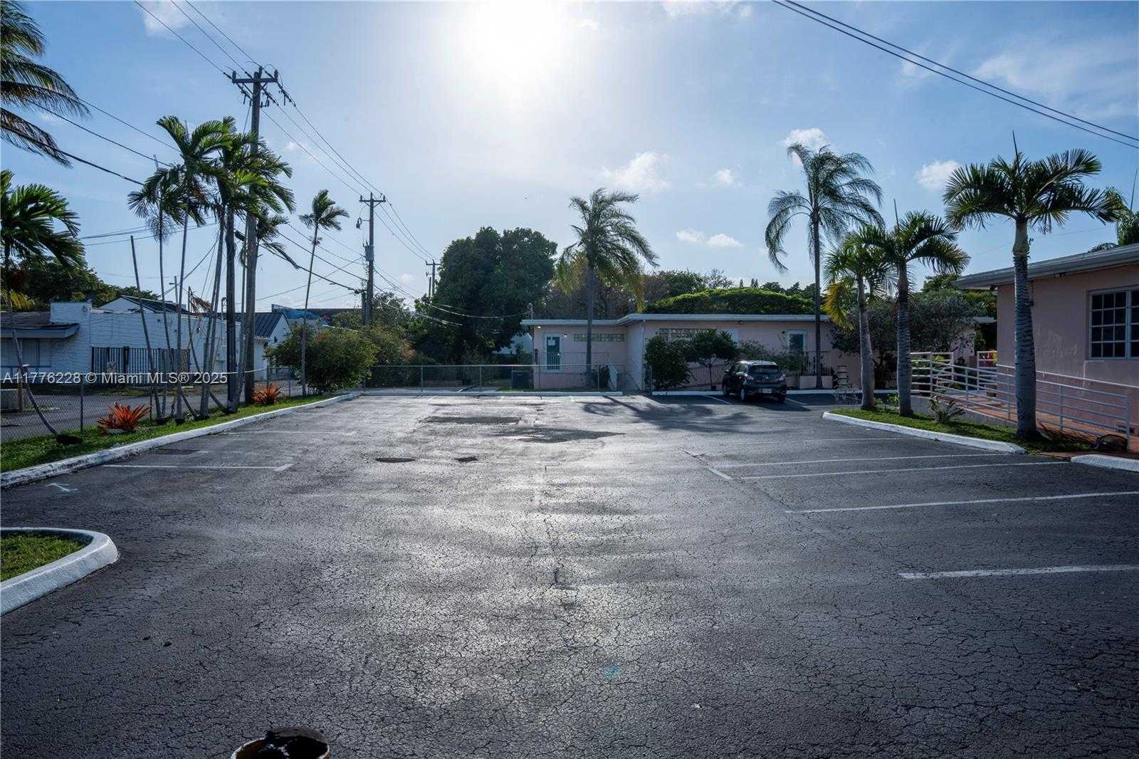 Small Image of 980 NORTH EAST 126TH ST, North Miami Number 10
