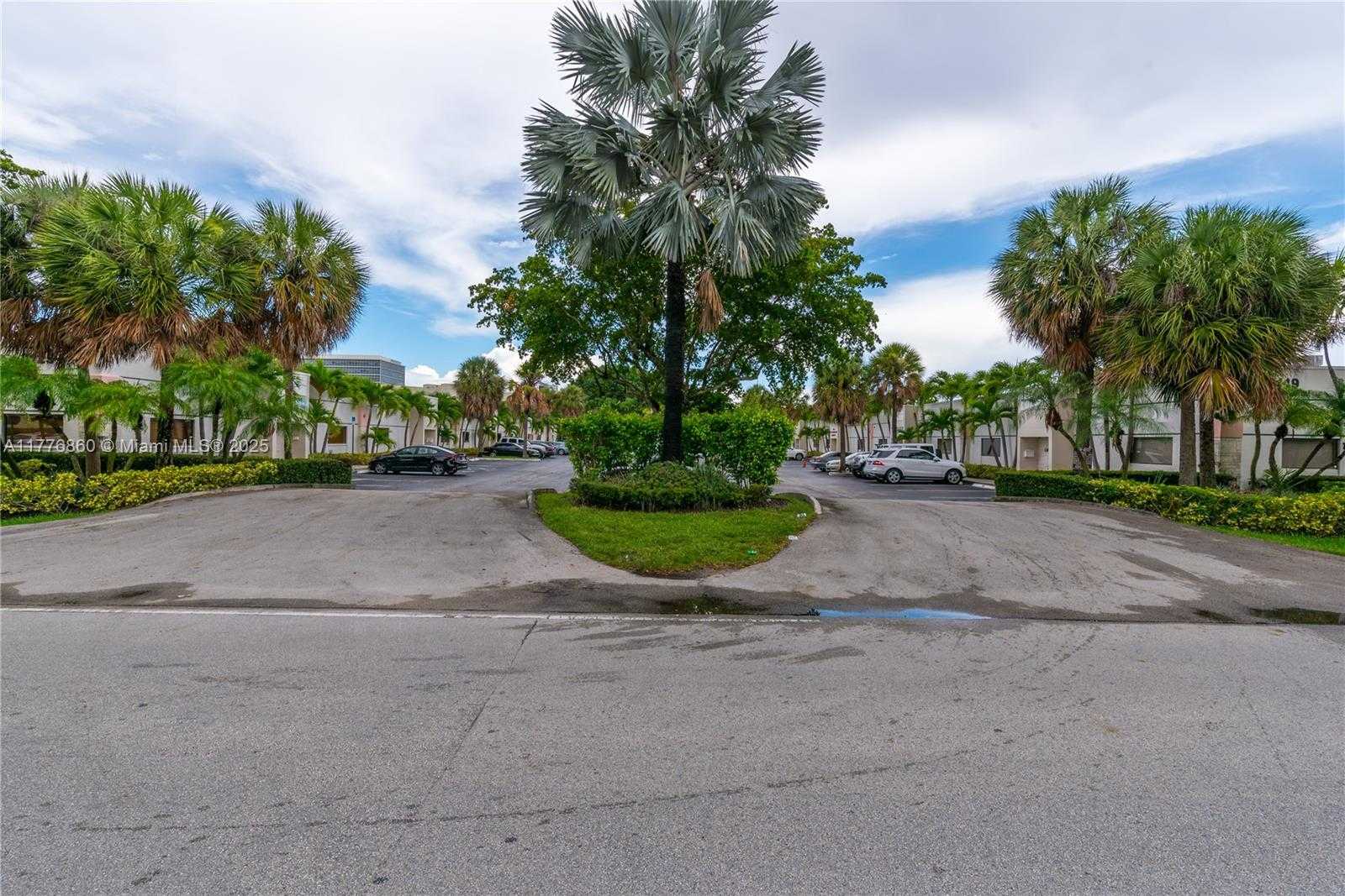 Small Image of 8135 NW 33rd St, Doral, FL 33122, USA Number 4