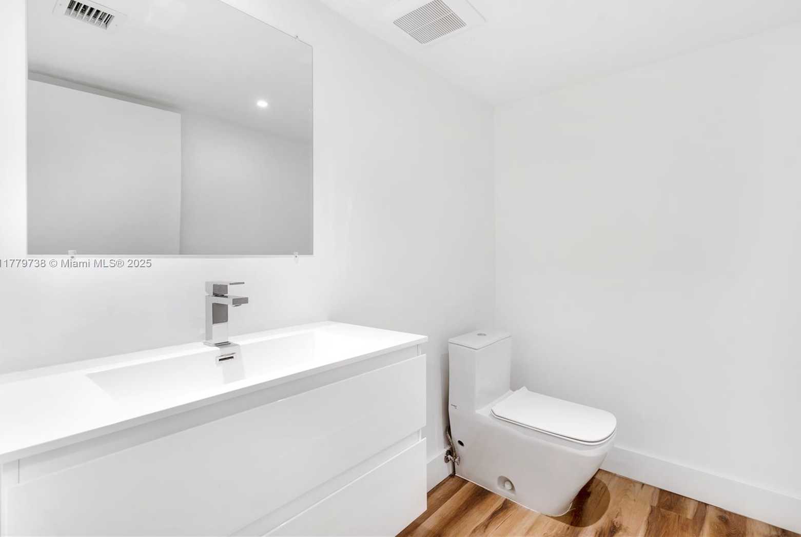 Small Image of 13499 BISCAYNE BLVD #CUM5, North Miami Number 18