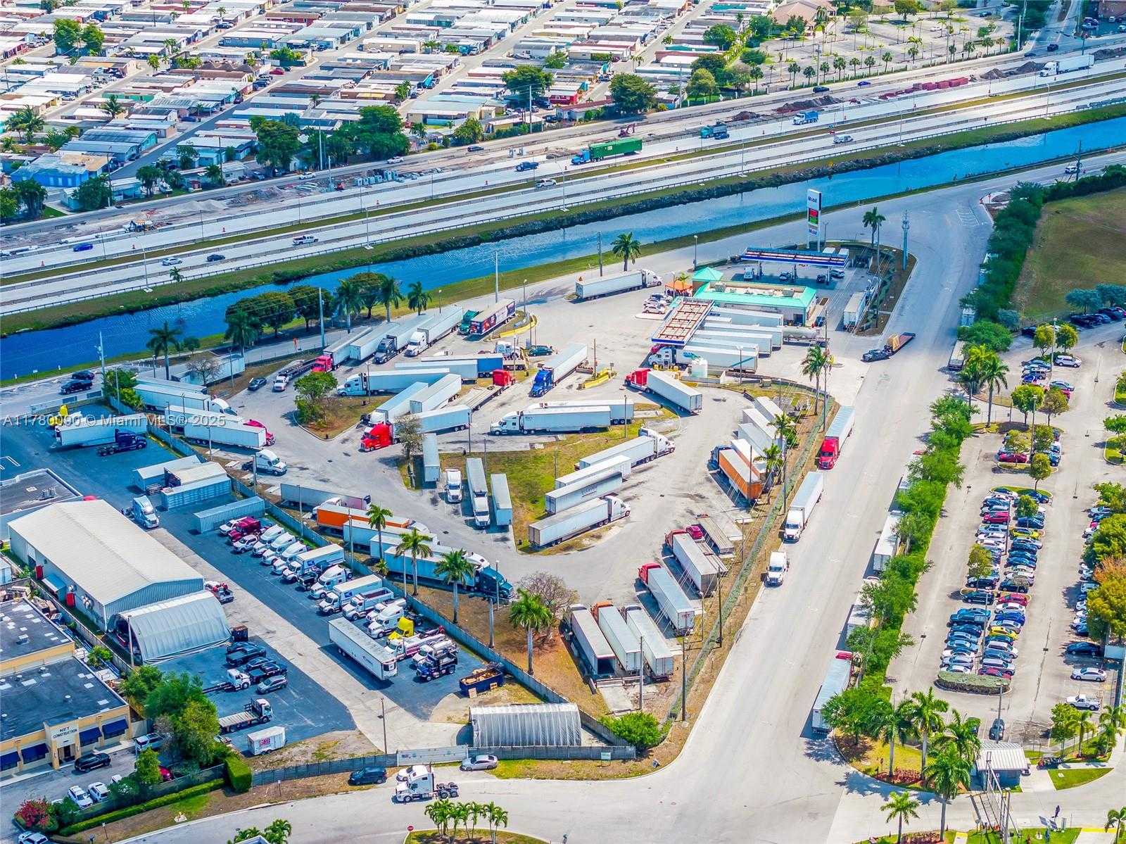 Small Image of 12200 NORTH WEST SOUTH RIVER DR, Medley Number 15