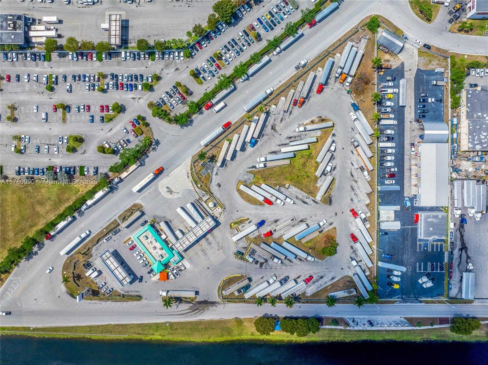 Small Image of 12200 NORTH WEST SOUTH RIVER DR, Medley Number 30