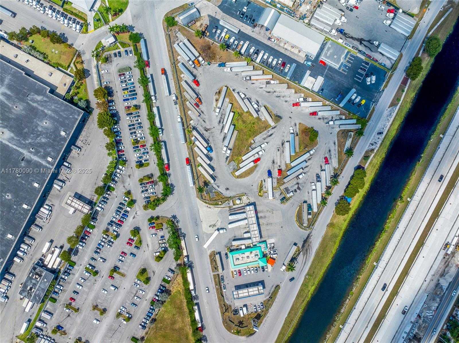 Small Image of 12200 NORTH WEST SOUTH RIVER DR, Medley Number 32
