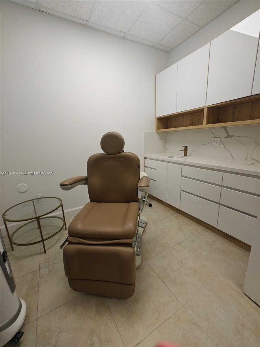 Small Image of 175 SE 7th St, Miami, FL 33131, USA Number 2