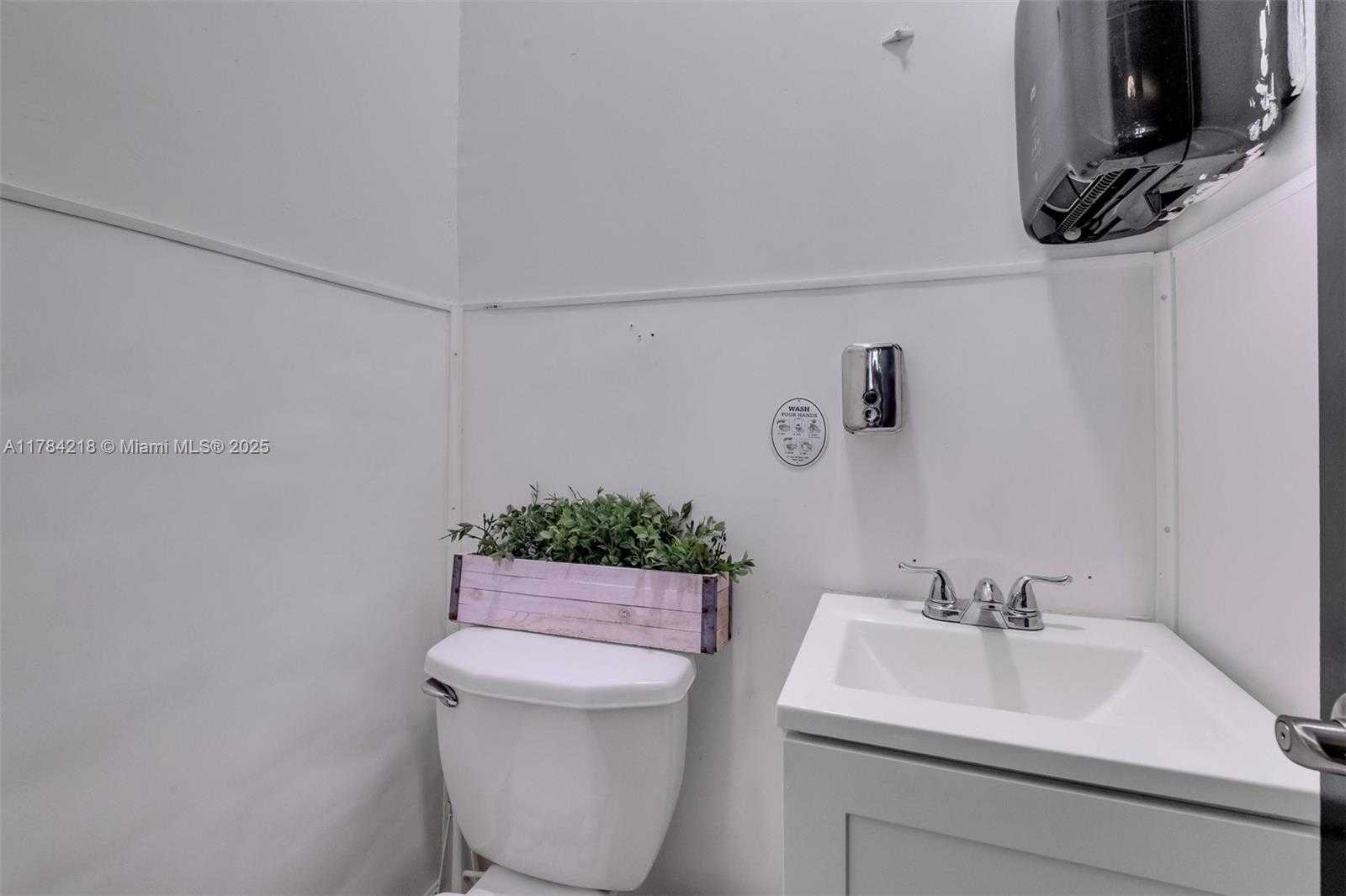 Small Image of 646 NORTH EAST 79TH ST, Miami Number 15