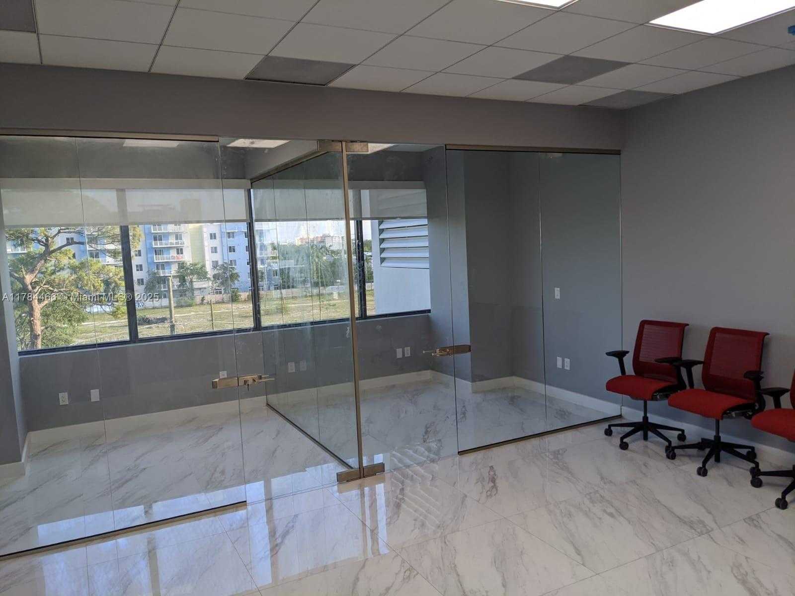 Small Image of 19790 Dixie Hwy, Miami, FL 33180, USA Number 2