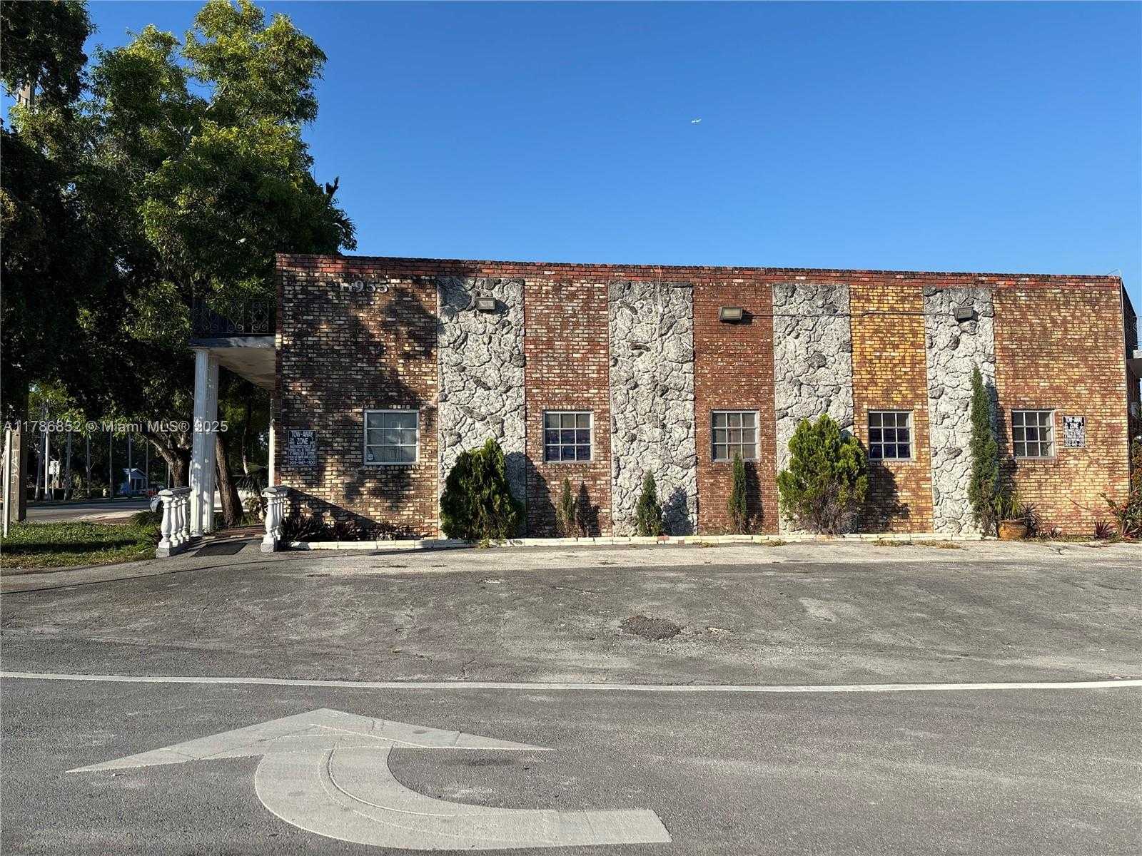 Small Image of 11955 WEST DIXIE HWY, Miami Number 4