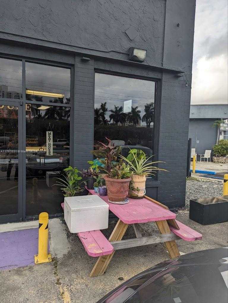 Small Image of 18300 WEST DIXIE HWY, North Miami Beach Number 4