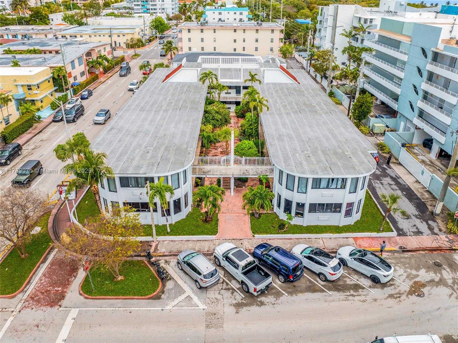 Small Image of 7825 HARDING AVE, Miami Beach Number 4