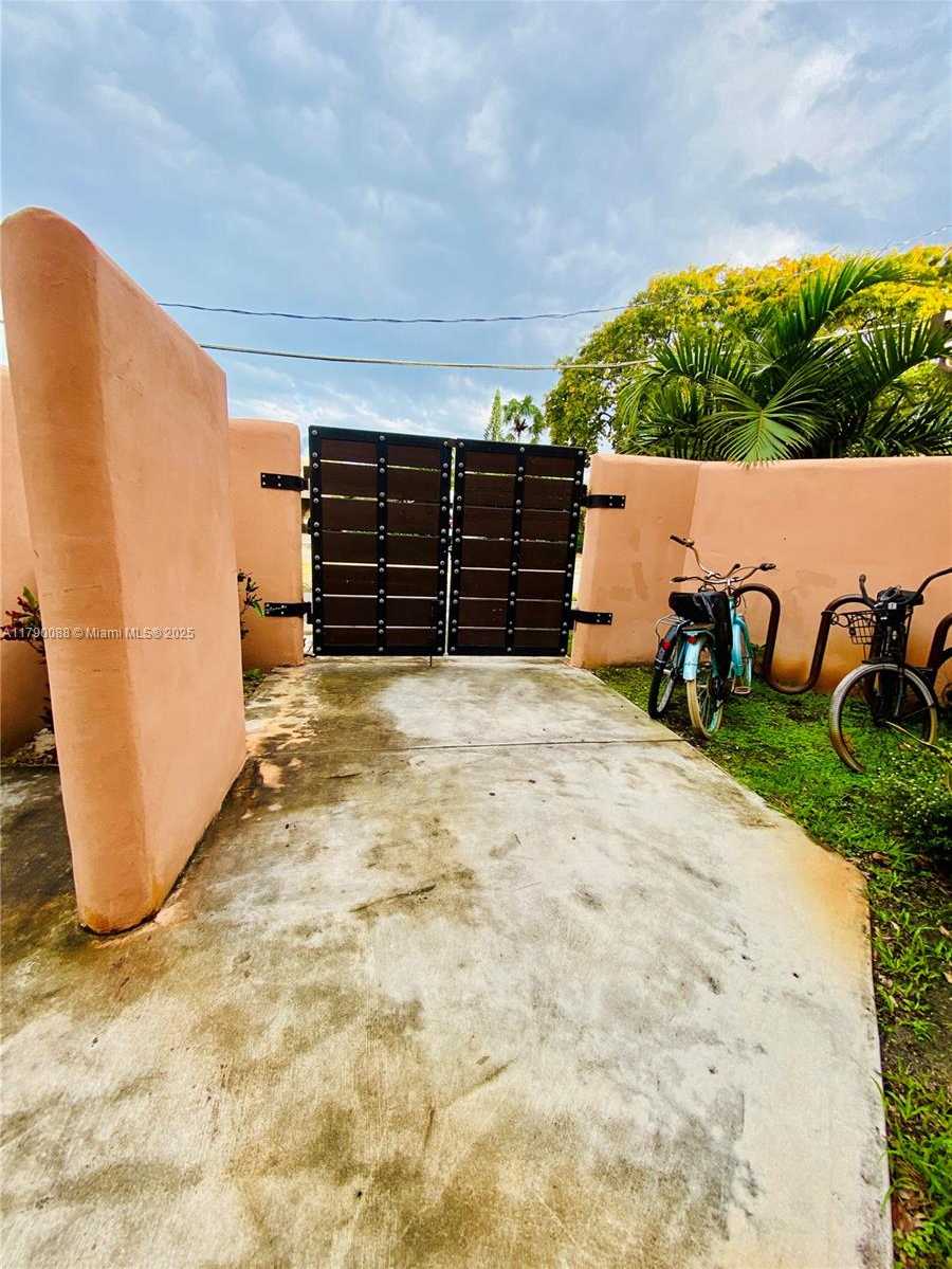 Small Image of 200 AZURE WAY, Miami Springs Number 11