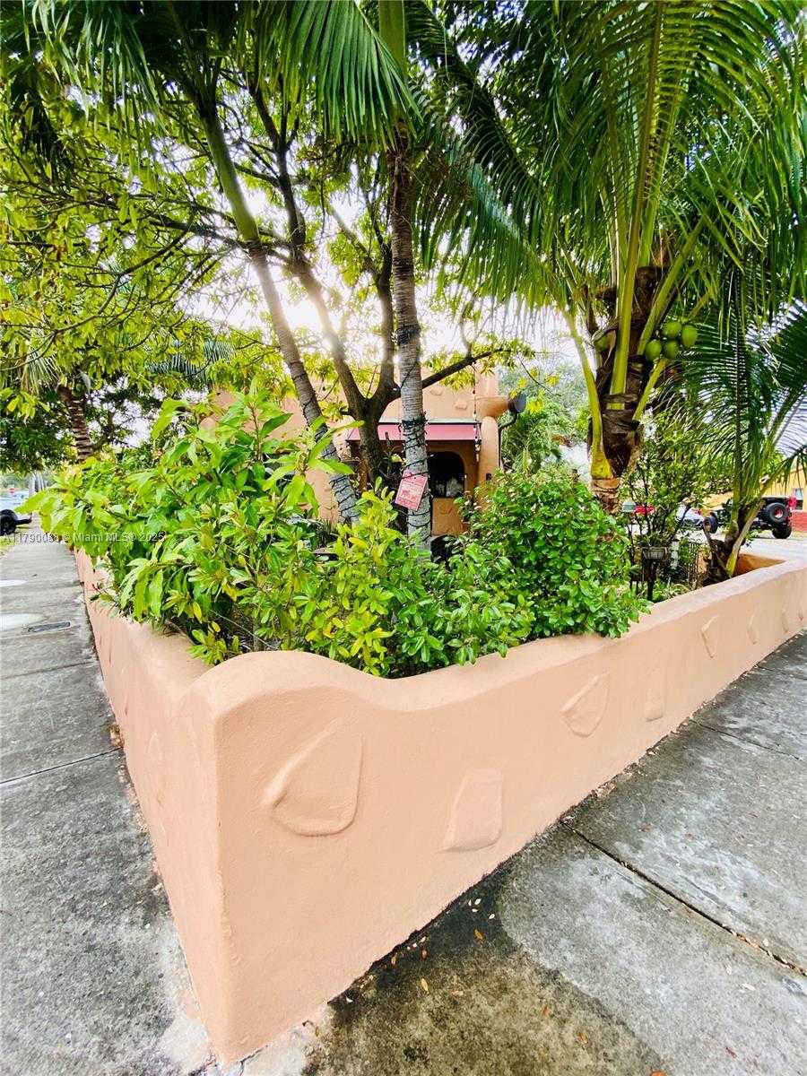 Small Image of 200 AZURE WAY, Miami Springs Number 20