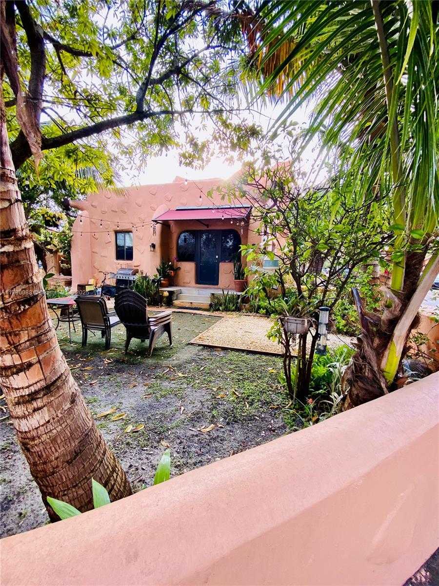 Small Image of 200 AZURE WAY, Miami Springs Number 21