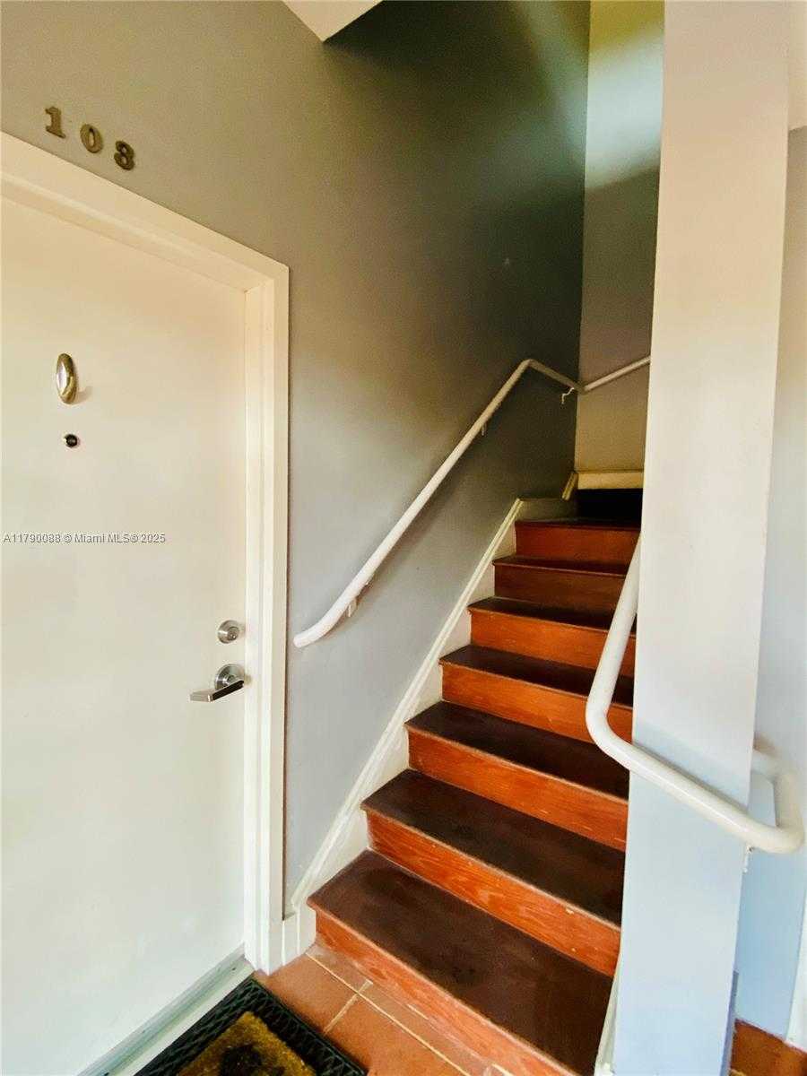 Small Image of 200 AZURE WAY, Miami Springs Number 25