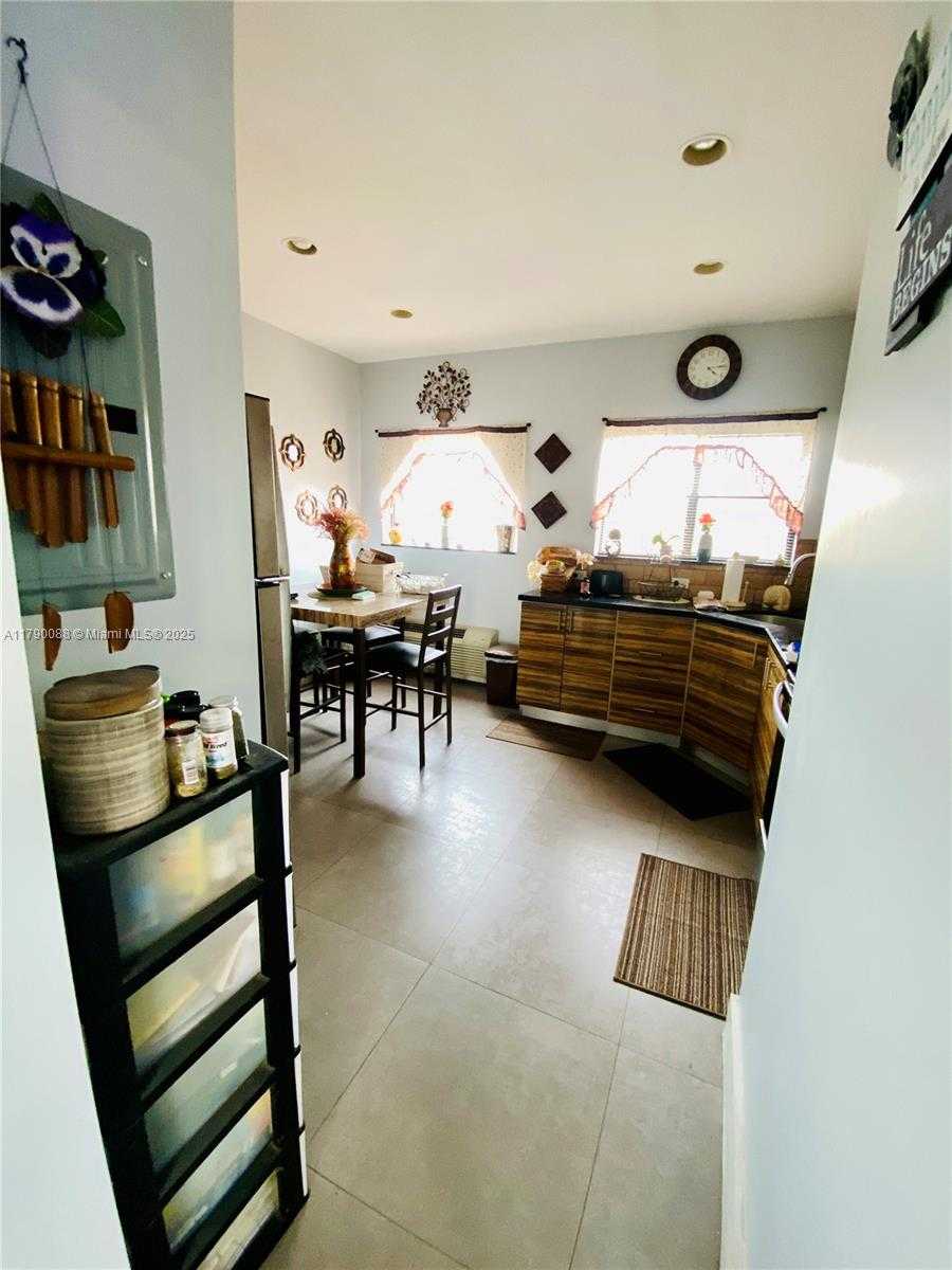 Small Image of 200 AZURE WAY, Miami Springs Number 35