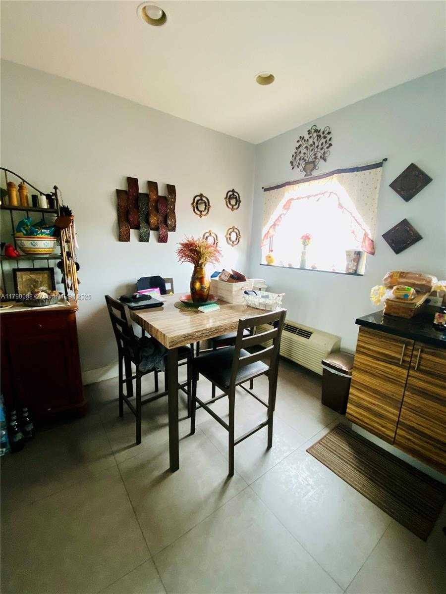 Small Image of 200 AZURE WAY, Miami Springs Number 36
