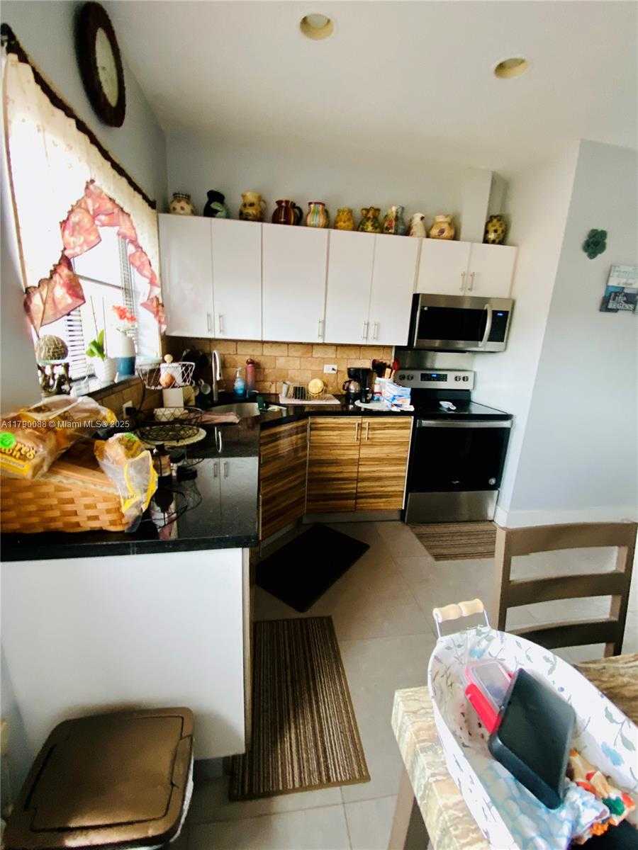 Small Image of 200 AZURE WAY, Miami Springs Number 38