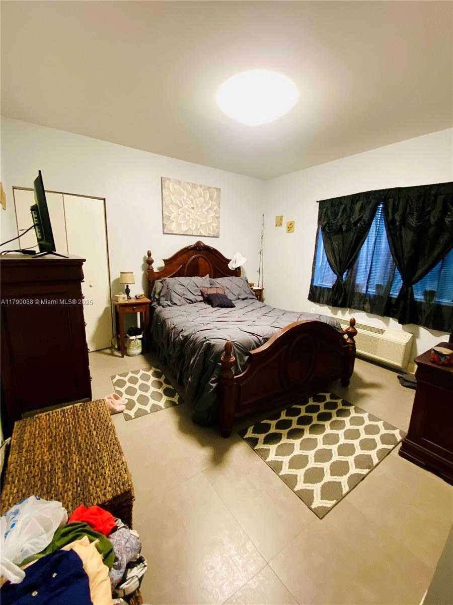 Small Image of 200 AZURE WAY, Miami Springs Number 41