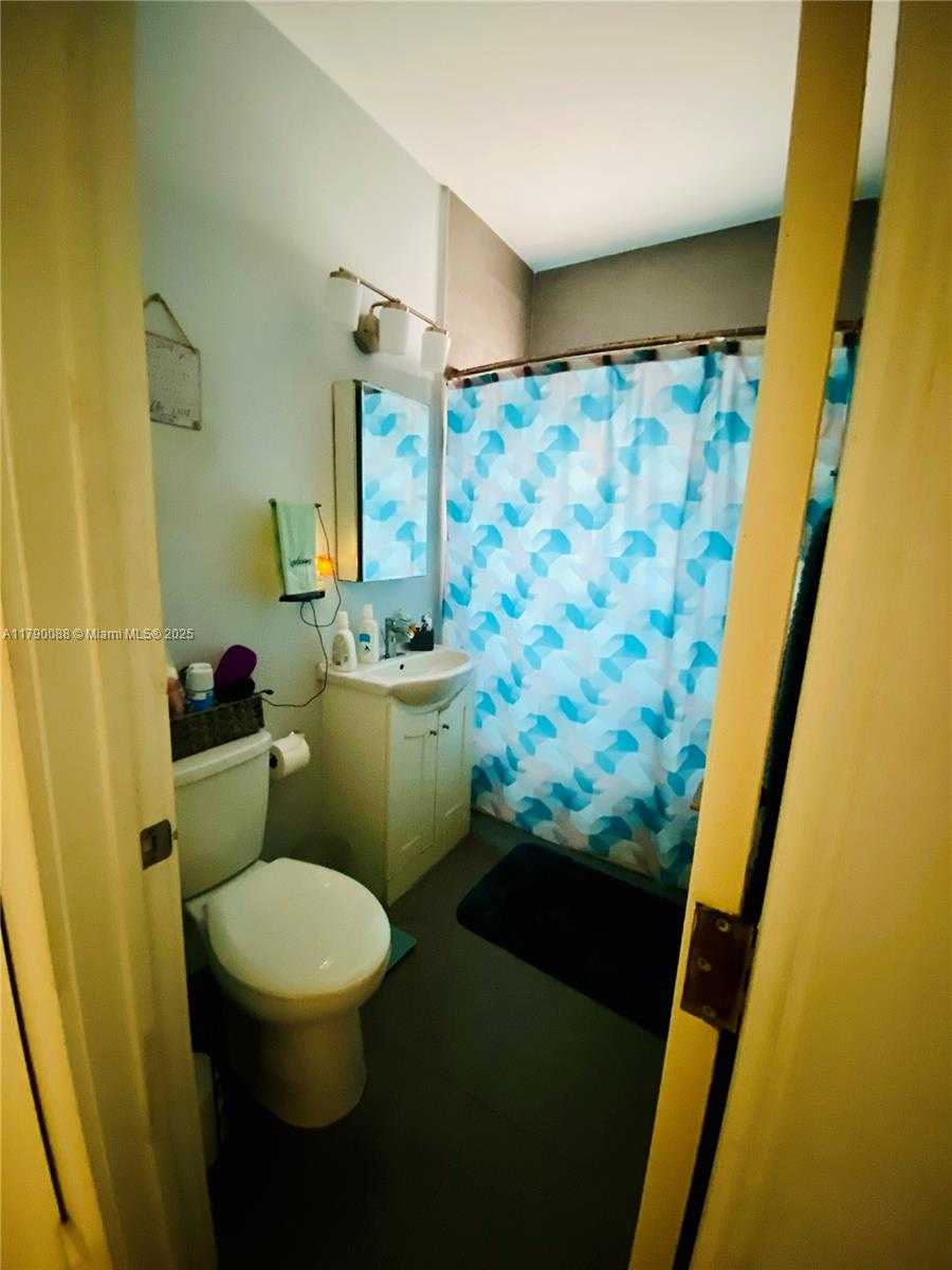 Small Image of 200 AZURE WAY, Miami Springs Number 42