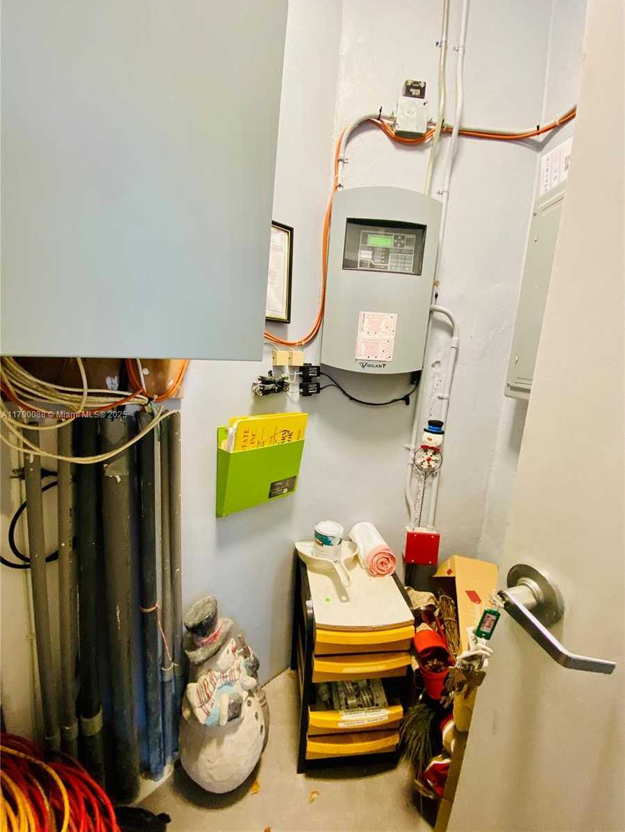 Small Image of 200 AZURE WAY, Miami Springs Number 45