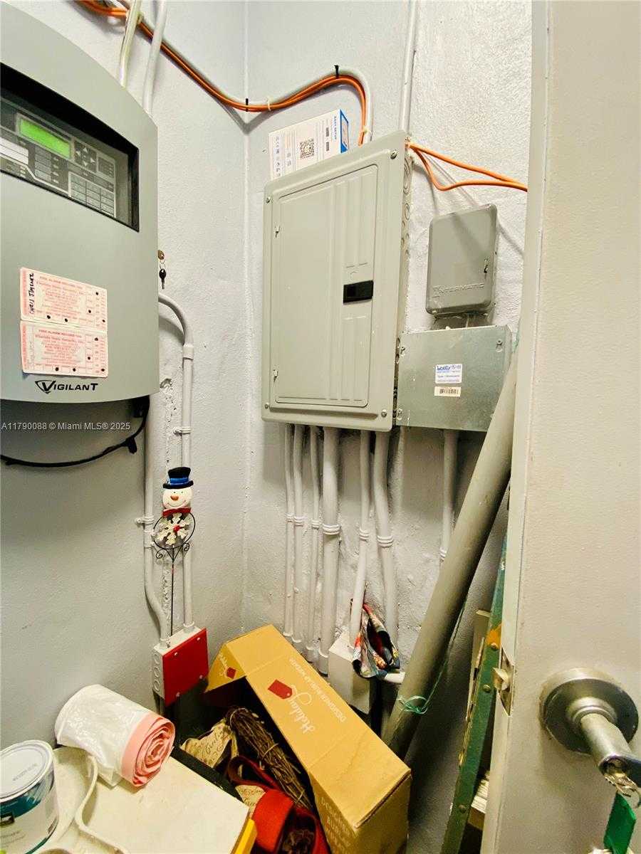 Small Image of 200 AZURE WAY, Miami Springs Number 46