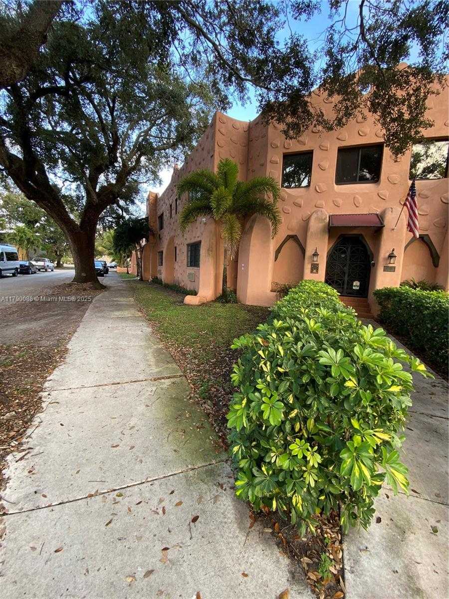 Small Image of 200 AZURE WAY, Miami Springs Number 9