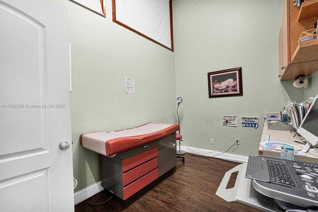 Small Image of 1590 NORTH EAST 162ND ST, North Miami Beach Number 44