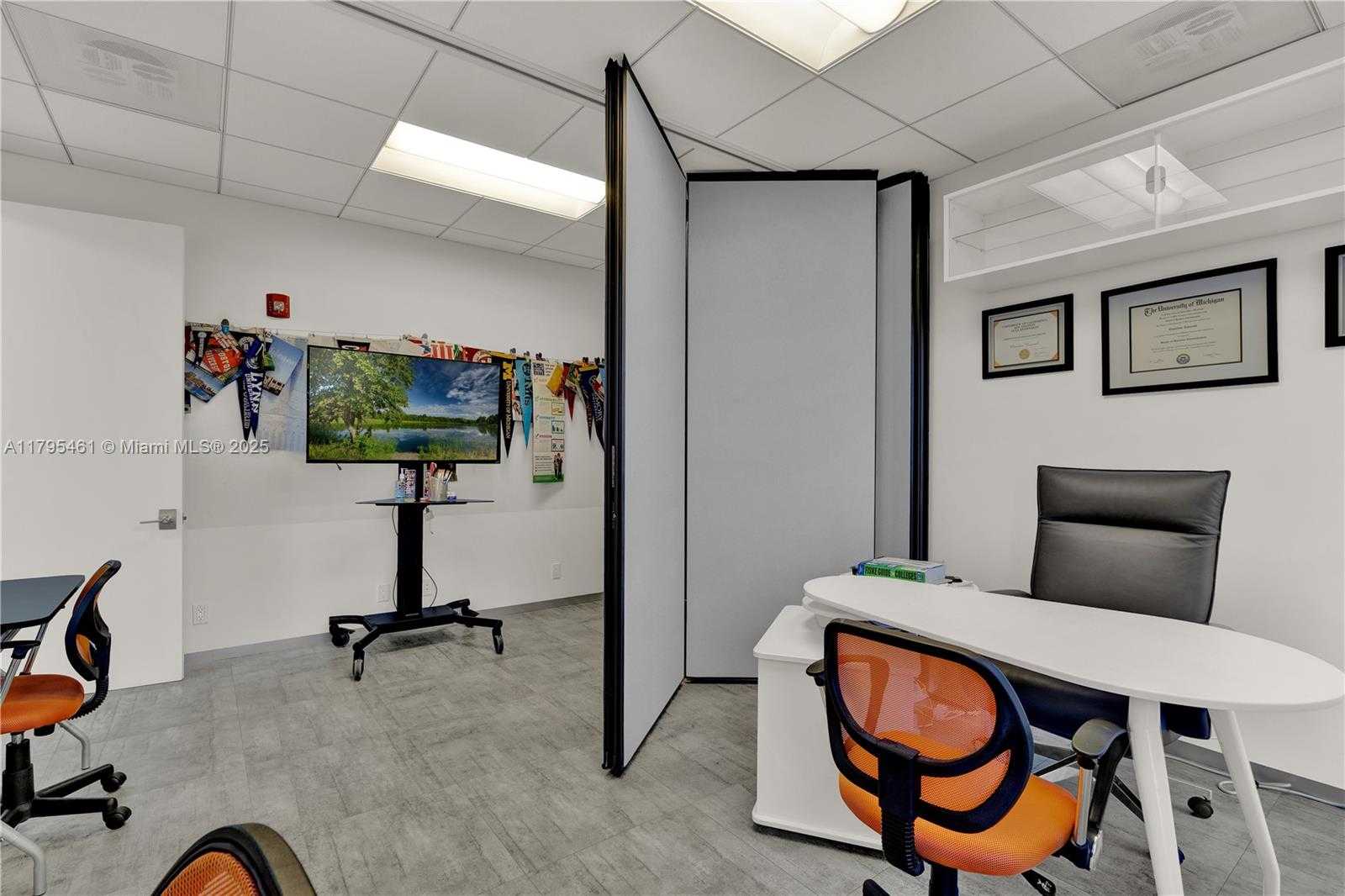 Small Image of 2450 HOLLYWOOD BLVD ##310, Hollywood Number 14