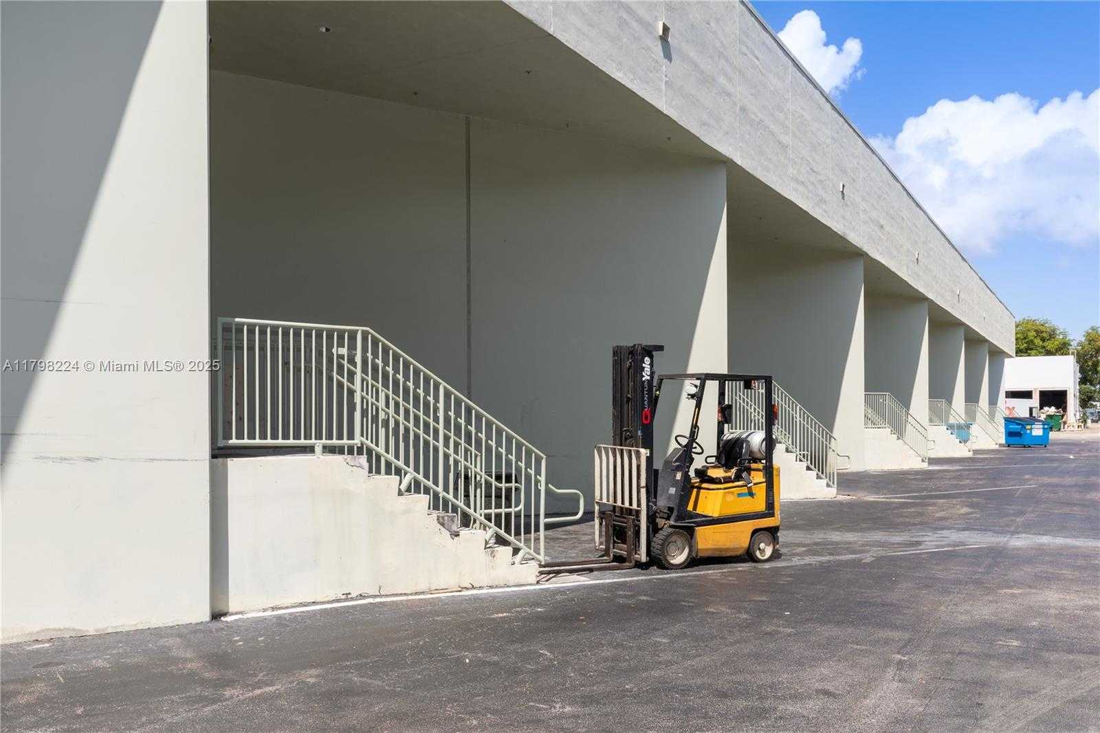 Small Image of 1200 SOUTH ROGERS CIR #9, Boca Raton Number 4