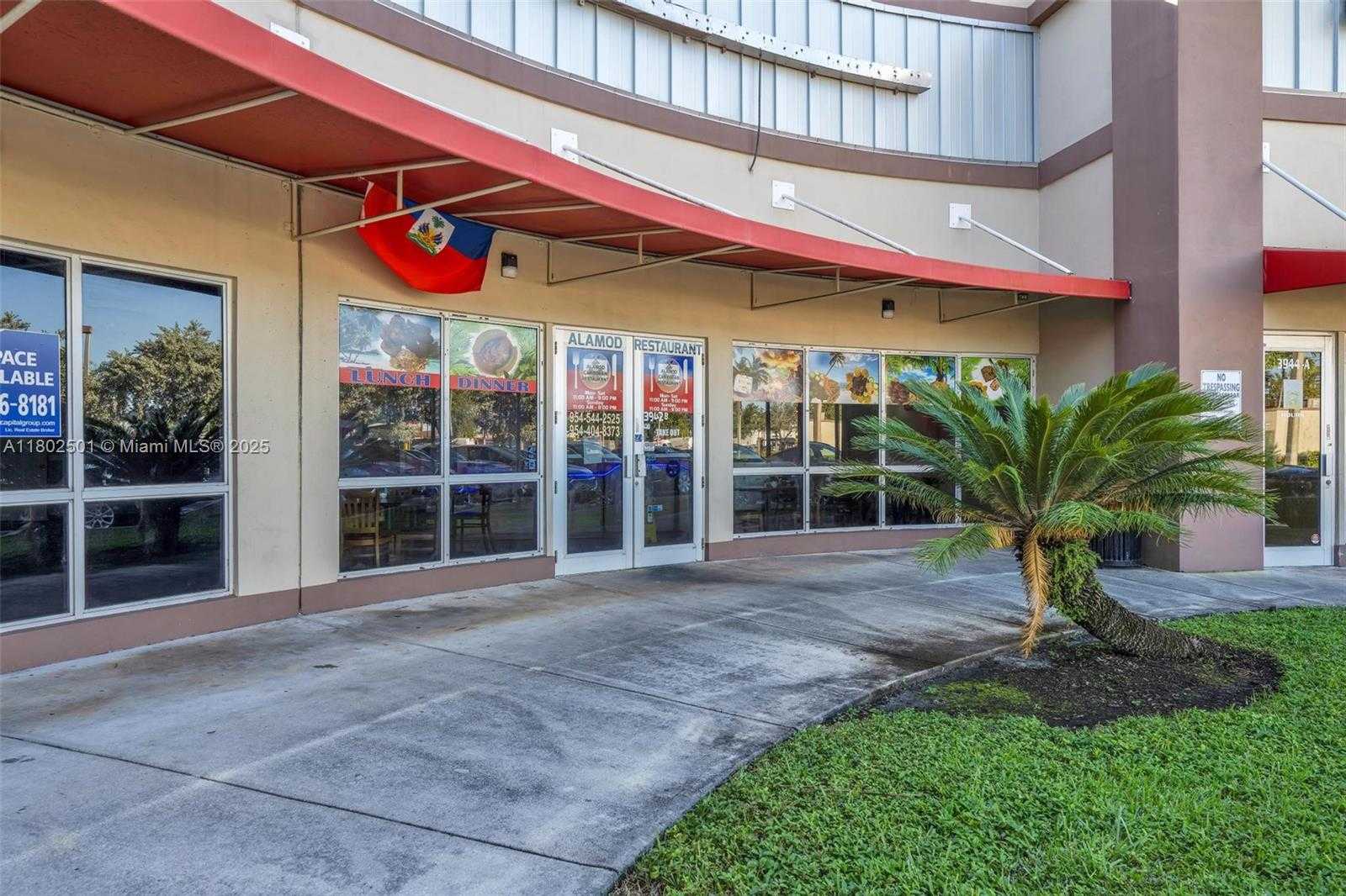 Small Image of 3942 PEMBROKE RD, Hollywood Number 2