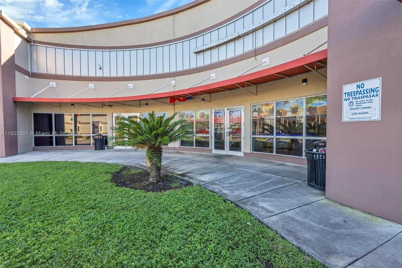 Small Image of 3942 PEMBROKE RD, Hollywood Number 4