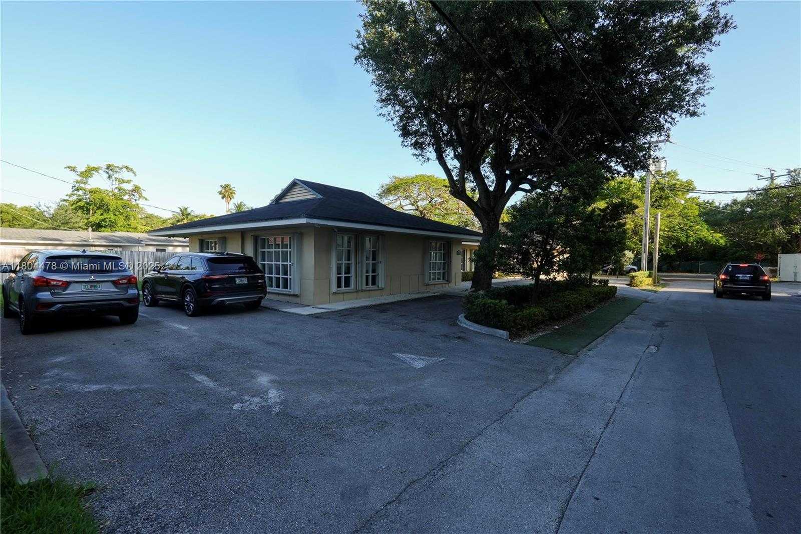 Small Image of 8125 SOUTH WEST 120TH ST, Pinecrest Number 2