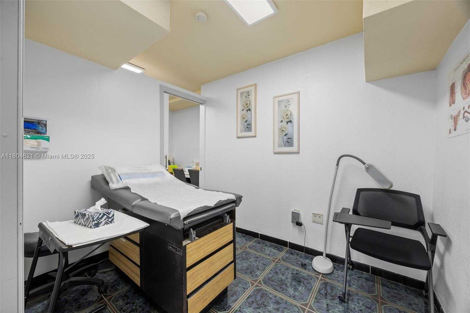 Small Image of 401 EAST OAKLAND PARK BLVD, Oakland Park Number 16