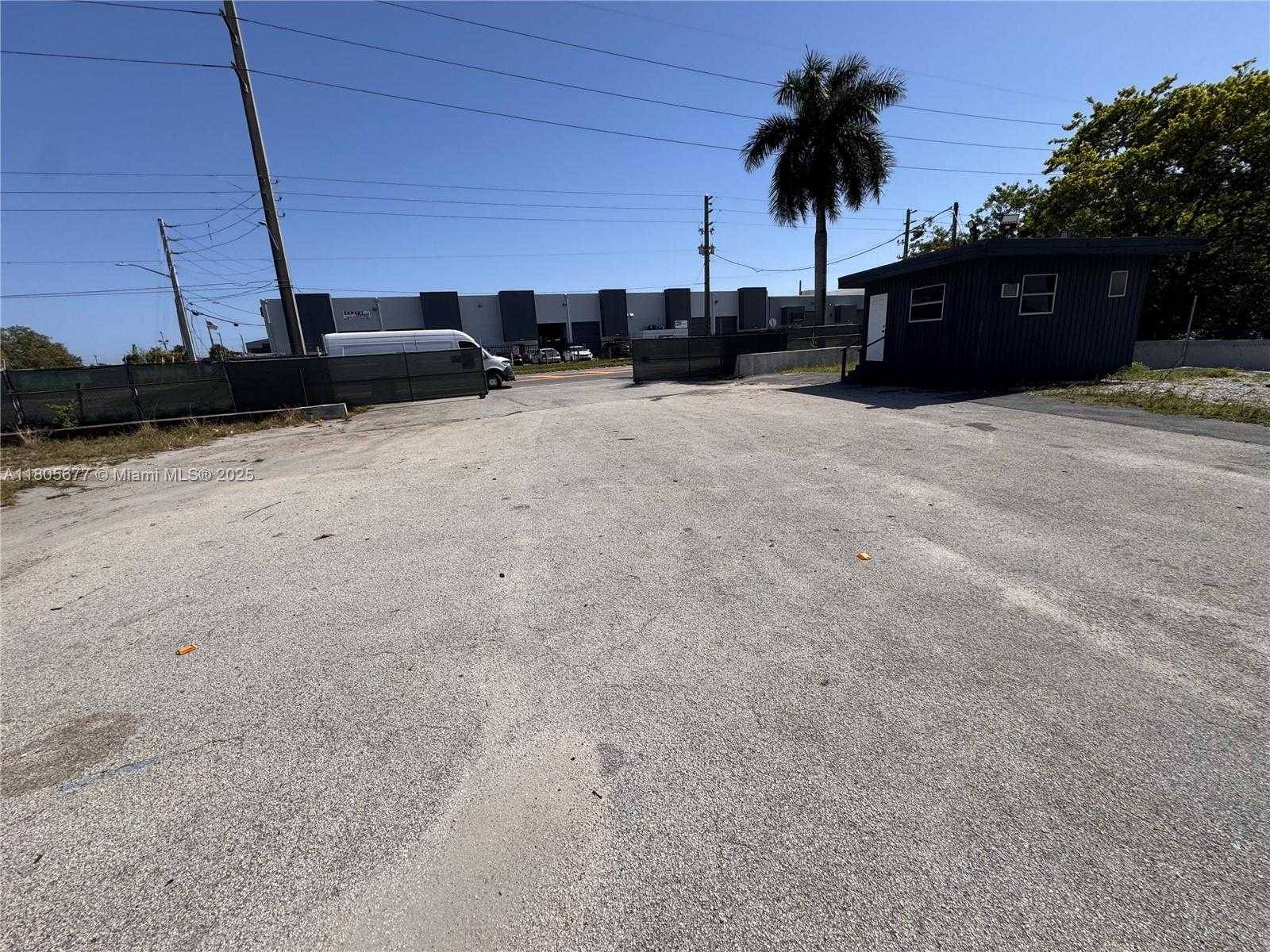 Small Image of 4701 OAKES RD, Davie Number 3