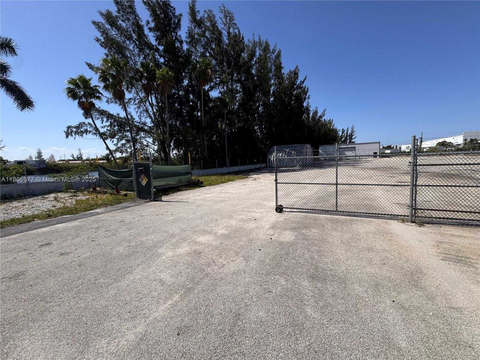 Small Image of 4701 OAKES RD, Davie Number 4