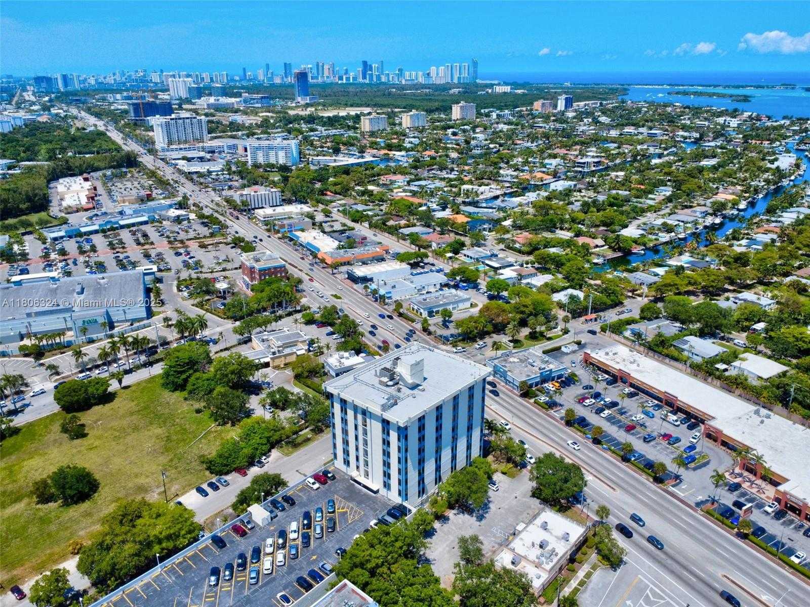 Small Image of 12550 BISCAYNE BLVD #702, North Miami Number 5